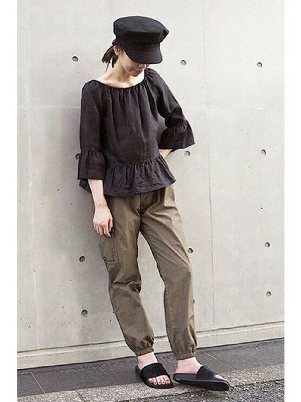 グリーン系のその他パンツ、ブラック系のシャツ/ブラウス、ブラック系のキャップを着用したレディースの夏コーディネートの1枚目の写真