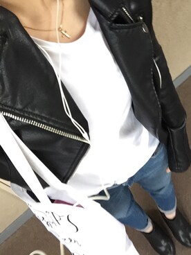 「白Tシャツ×デニム」｜「アイテム（ライダースジャケット）」を使った、万ちゃんさん（レディース・155cm）の春コーディネート