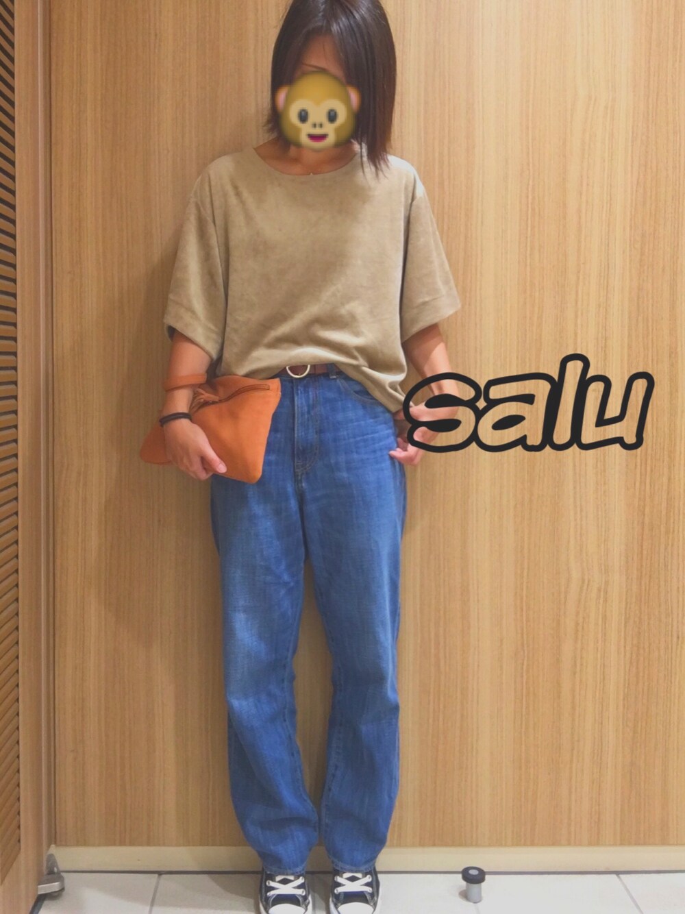 「ベロア、ベロアトップス、フロントイン、ストレートデニム、ストレートパンツ、ワイドパンツ、ワイドデニム、ハイカットスニーカー、コンバース、クラッチバッグ」｜「JEANASISのベロアTEE/728375 （Tシャツ/カットソー、ベージュ系）」を使った、さるちゃわさん（レディース・160cm）の夏コーディネートの1枚目の写真