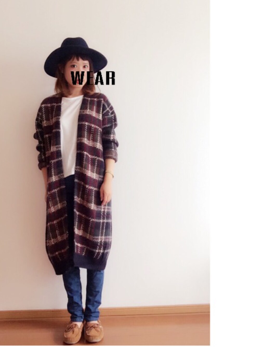 レッド系のジャケット/アウター、ブルー系のデニムパンツ、ブラウン系のモカシン/デッキシューズを着用したレディースの夏コーディネートの1枚目の写真