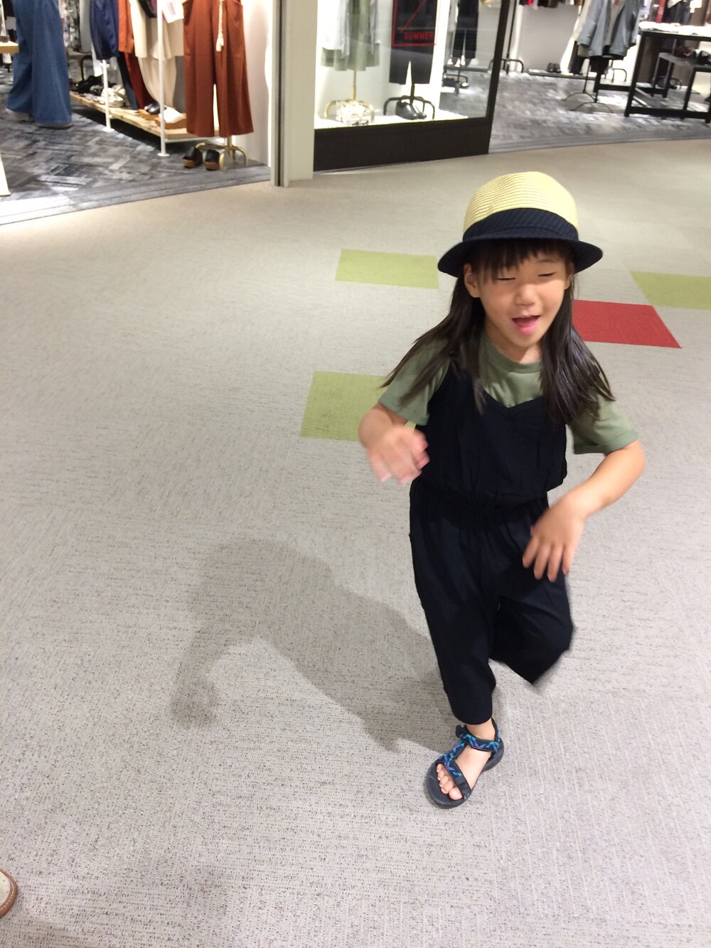 ブラック系のつなぎ/オールインワン、グリーン系のTシャツ/カットソー、ブラック系のサンダルを着用したレディースの夏コーディネートの1枚目の写真