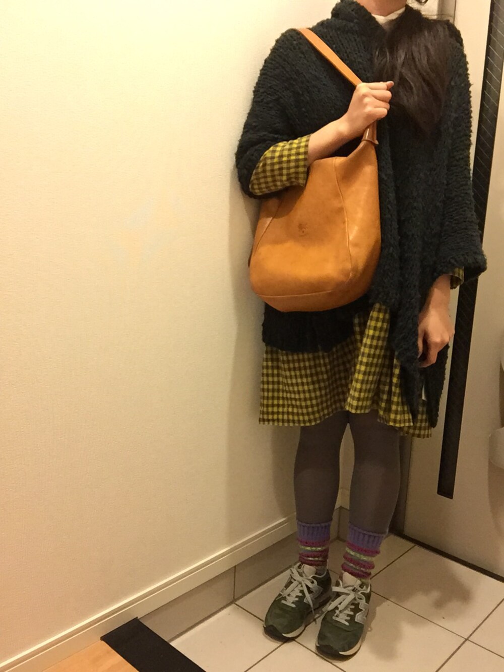 「ワンピース×スニーカー、ポンチョ、チェックワンピース」｜「JOURNAL STANDARDのアイテム（ポンチョ、ブラック系）」を使った、ぶぅさん（レディース・161cm）の秋コーディネートの1枚目の写真