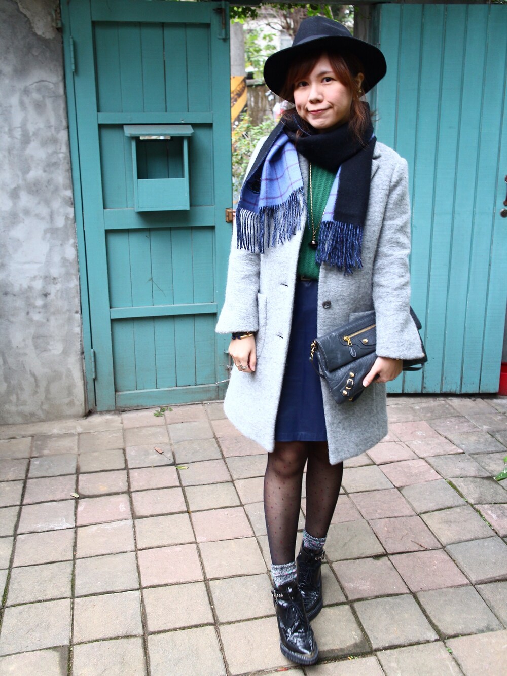 「JOURNAL STANDARDのアイテム（ダッフルコート、グレー系）」を使った、Karineさん（レディース・157cm）の冬コーディネートの1枚目の写真