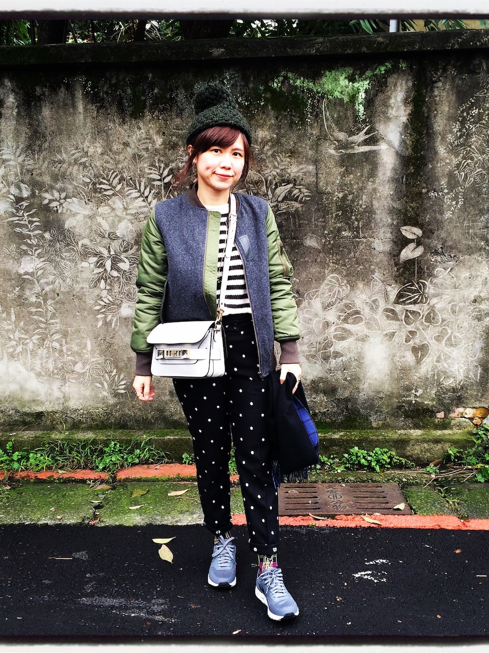 「PROENZA SCHOULERのアイテム（ショルダーバッグ、グレー系）」を使った、Karineさん（レディース・157cm）の冬コーディネートの1枚目の写真
