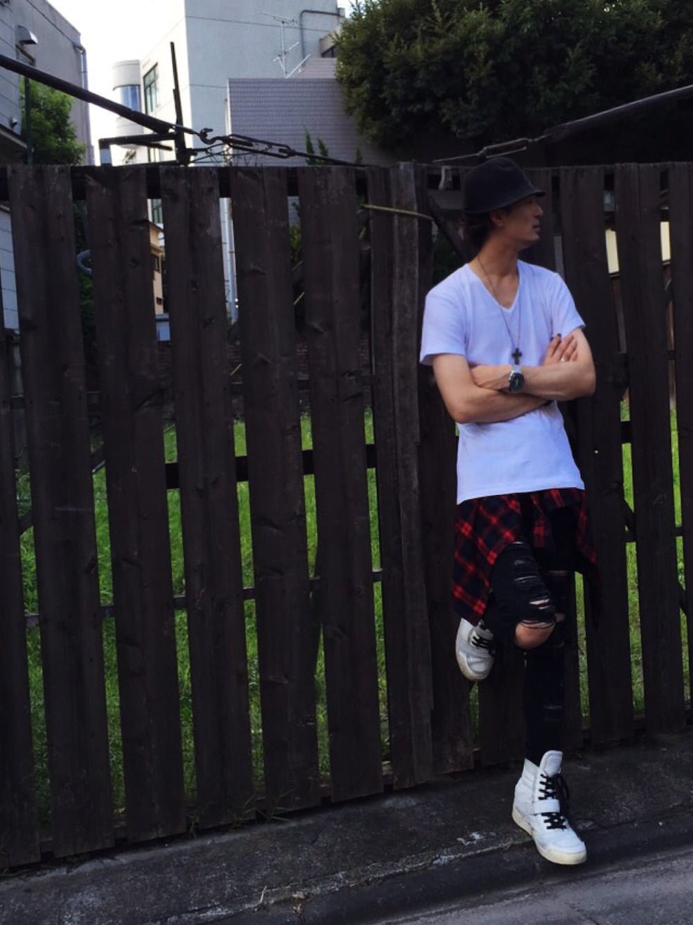 ホワイト系のTシャツ/カットソー、その他のシャツ/ブラウス、ブラック系のデニムパンツを着用したメンズの夏コーディネートの1枚目の写真