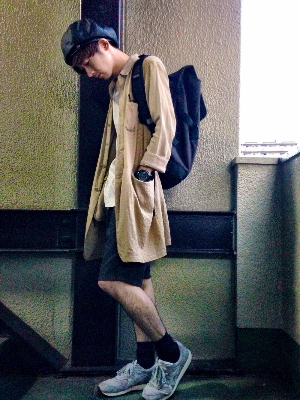 「ロングシャツ、シャツスタイル、ショーツ、スニーカー、バックパック、ベレー帽、ETHOSENS、Martin Margiela、ランニングシューズ」｜「ETHOSENSのロングシャツ（シャツ/ブラウス、ベージュ系）」を使った、supi.さん（メンズ・166cm）の秋コーディネートの1枚目の写真
