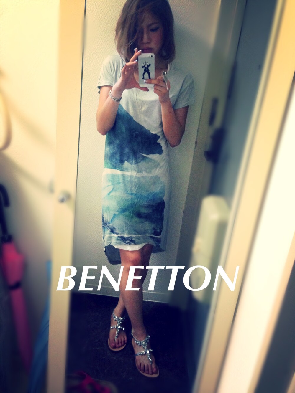 「＃ワンピース、#プリント、#キラキラ、#Tシャツ、#シンプル、#ペタンコ靴、＃リゾート、#WEARBOOKエントリー」｜「BENETTON (UNITED COLORS OF BENETTON)の3SストーンFトング※【サンダル】（サンダル、シルバー系）」を使った、lisaさん（レディース・160cm）の夏コーディネートの1枚目の写真