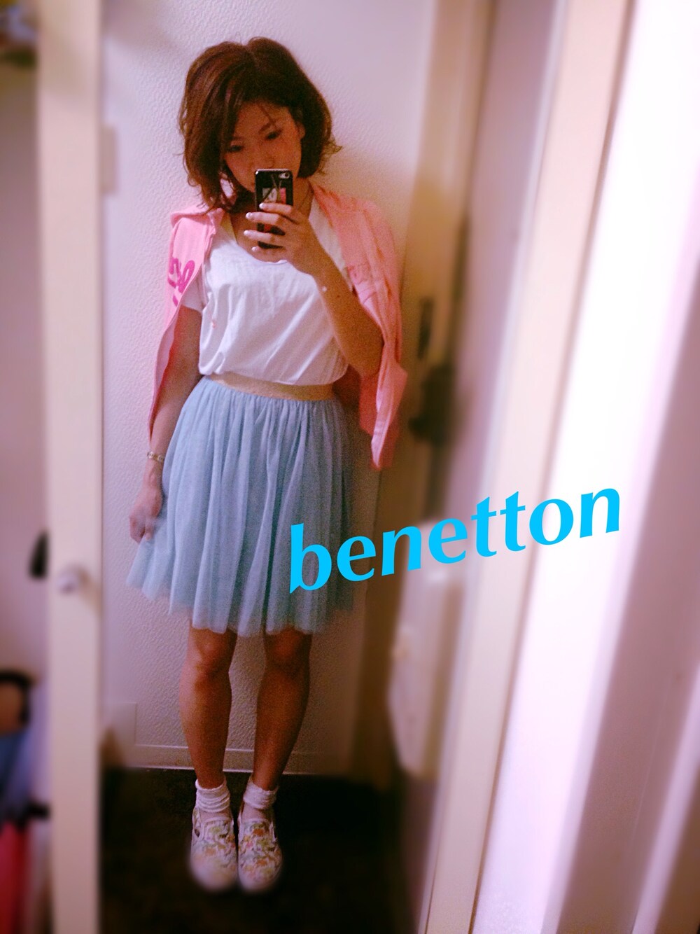 ブルー系のスカート、ホワイト系のTシャツ/カットソー、ピンク系のパーカーを着用したレディースの夏コーディネートの1枚目の写真