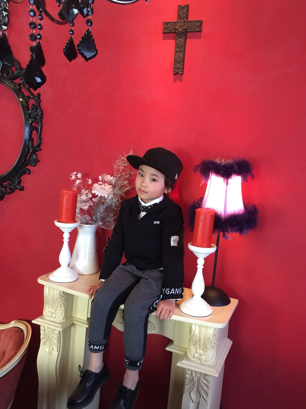 ホワイト系のシャツ/ブラウス、グレー系のその他パンツ、ブラック系のスウェットを着用したキッズの秋コーディネートの1枚目の写真