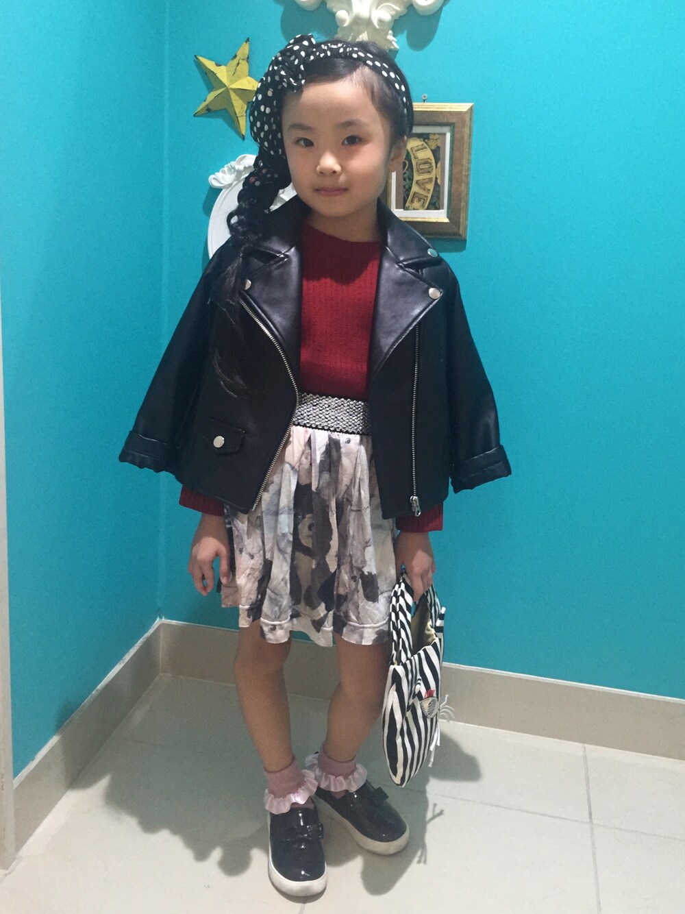 「petit main、プティマイン、プティマイン(petit main)、kidsfashion、キッズファッション、キッズコーデ、KIDSｺｰﾃﾞ、キッズだっておしゃれ、nino、新生chubbygang」｜「petit mainのベーシックライダースジャケット（ライダースジャケット、ブラック系）」を使った、rmurmuさん（キッズ・100cm）の秋コーディネートの1枚目の写真