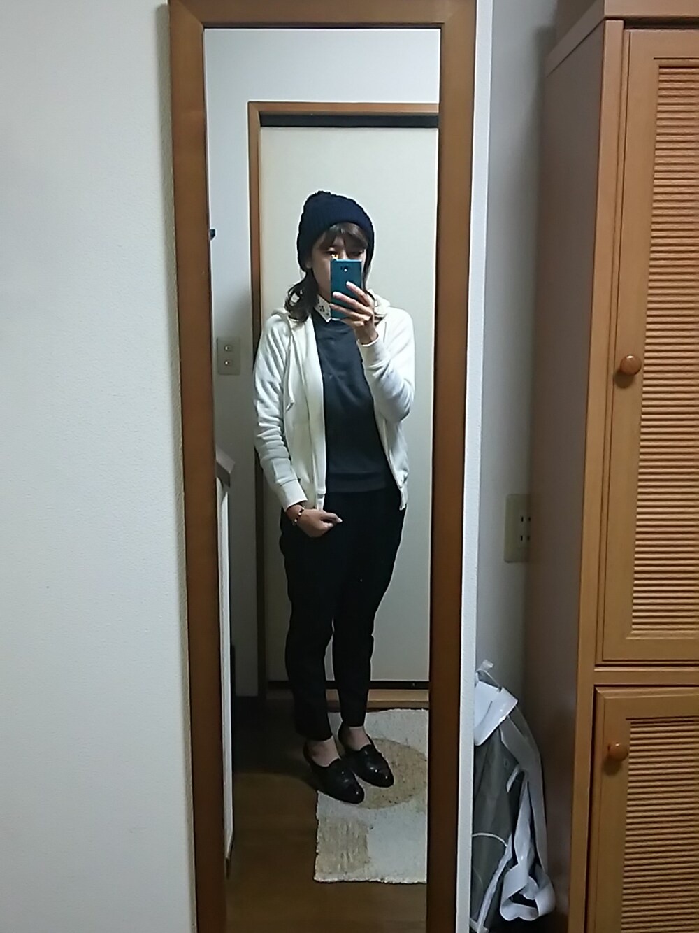 ブルー系のその他パンツ、ホワイト系のパーカー、グレー系のトップスを着用したレディースの秋コーディネートの1枚目の写真