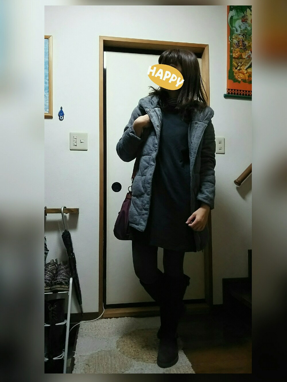グレー系のジャケット/アウター、グレー系のワンピース、ブラウン系のブーツを着用したレディースの冬コーディネートの1枚目の写真