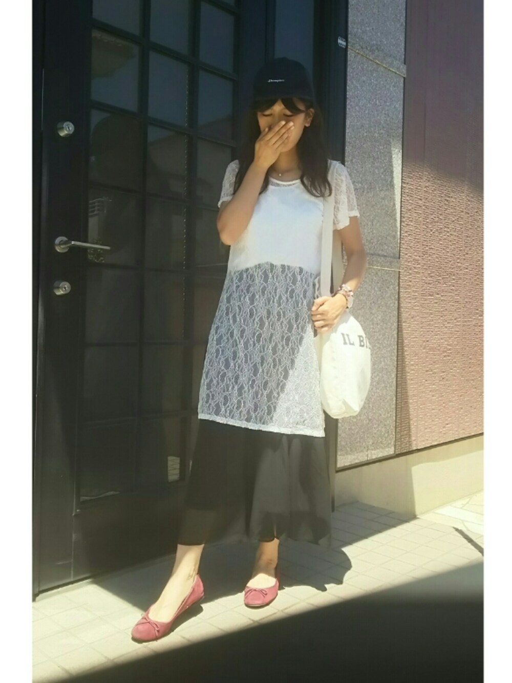ホワイト系のショルダーバッグ、その他のバレエシューズ、ホワイト系のTシャツ/カットソーを着用したレディースの夏コーディネートの1枚目の写真