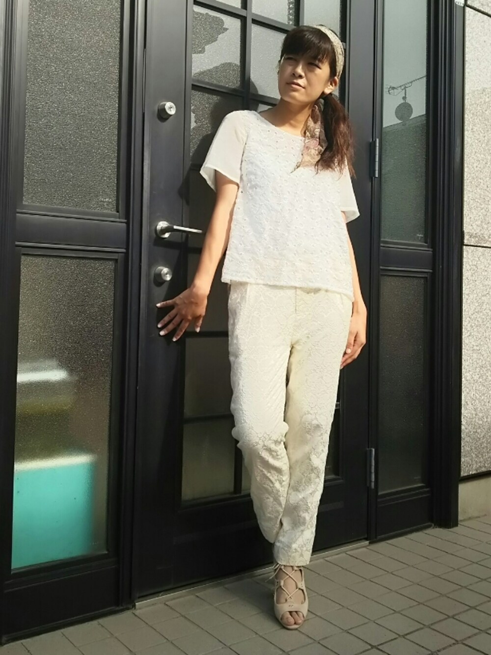 ホワイト系のその他パンツ、ベージュ系のサンダル、ホワイト系のシャツ/ブラウスを着用したレディースの夏コーディネートの1枚目の写真