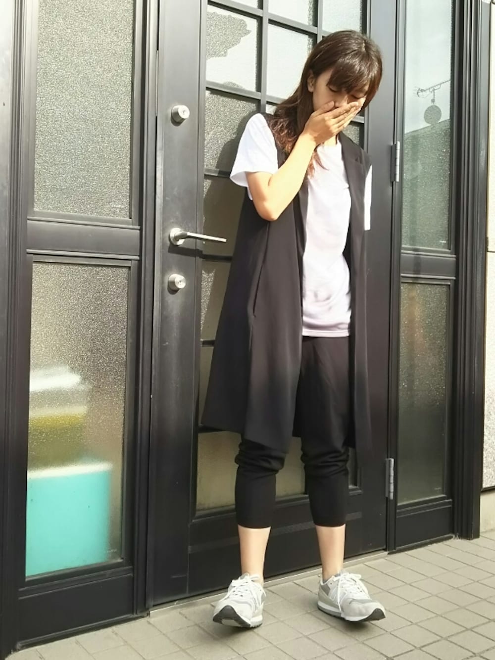 ブラック系のその他パンツ、ホワイト系のTシャツ/カットソー、ブラック系のベストを着用したレディースの夏コーディネートの1枚目の写真