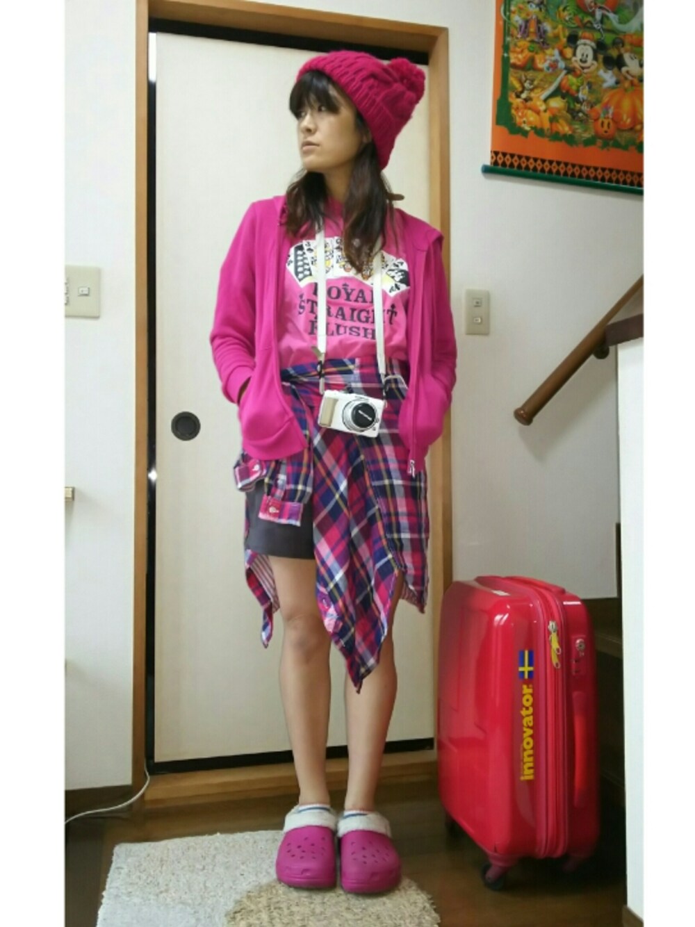 ピンク系のシャツ/ブラウス、ピンク系のその他、その他のその他を着用したレディースの秋コーディネートの1枚目の写真