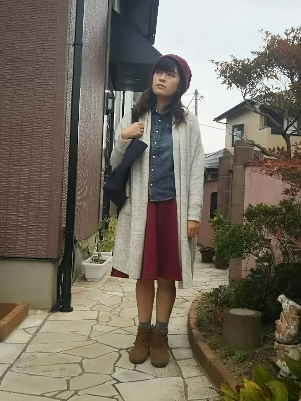 ホワイト系のカーディガン/ボレロ、レッド系のスカート、ブルー系のシャツ/ブラウスを着用したレディースの秋コーディネートの1枚目の写真