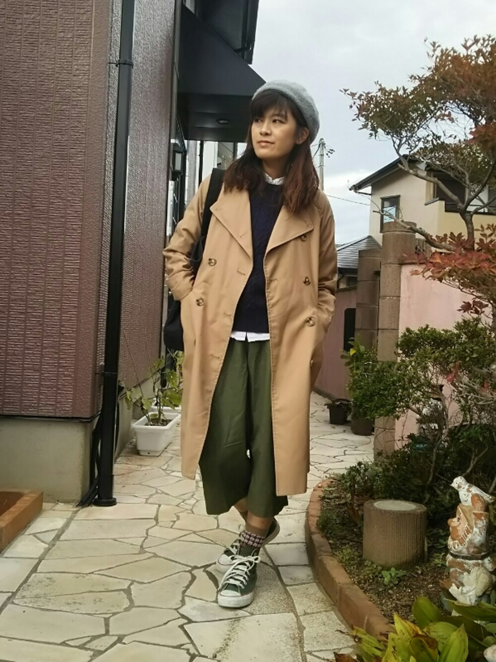 グリーン系のその他パンツ、グリーン系のスニーカー、ベージュ系のトレンチコートを着用したレディースの秋コーディネートの1枚目の写真