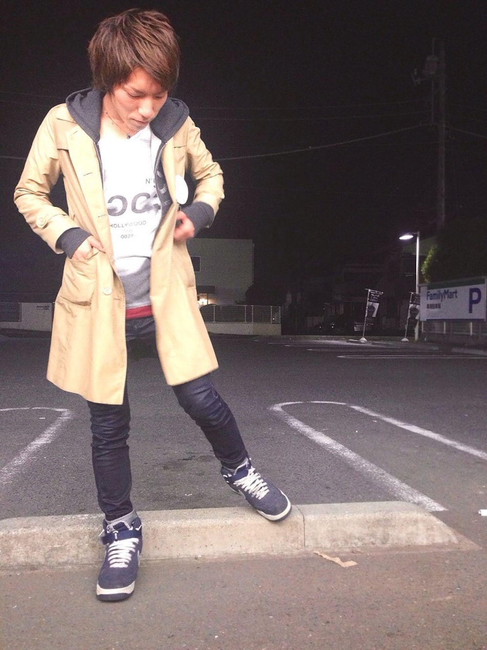 ベージュ系のトレンチコート、ブラック系のパーカー、ホワイト系のTシャツ/カットソーを着用したメンズの春コーディネートの1枚目の写真