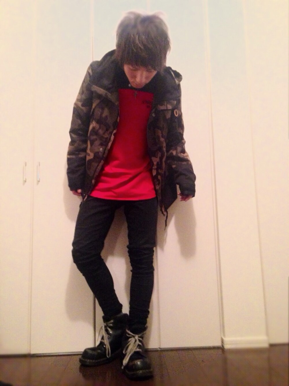 その他のマウンテンパーカー、レッド系のTシャツ/カットソー、ブラック系のチノパンツを着用したメンズの春コーディネートの1枚目の写真