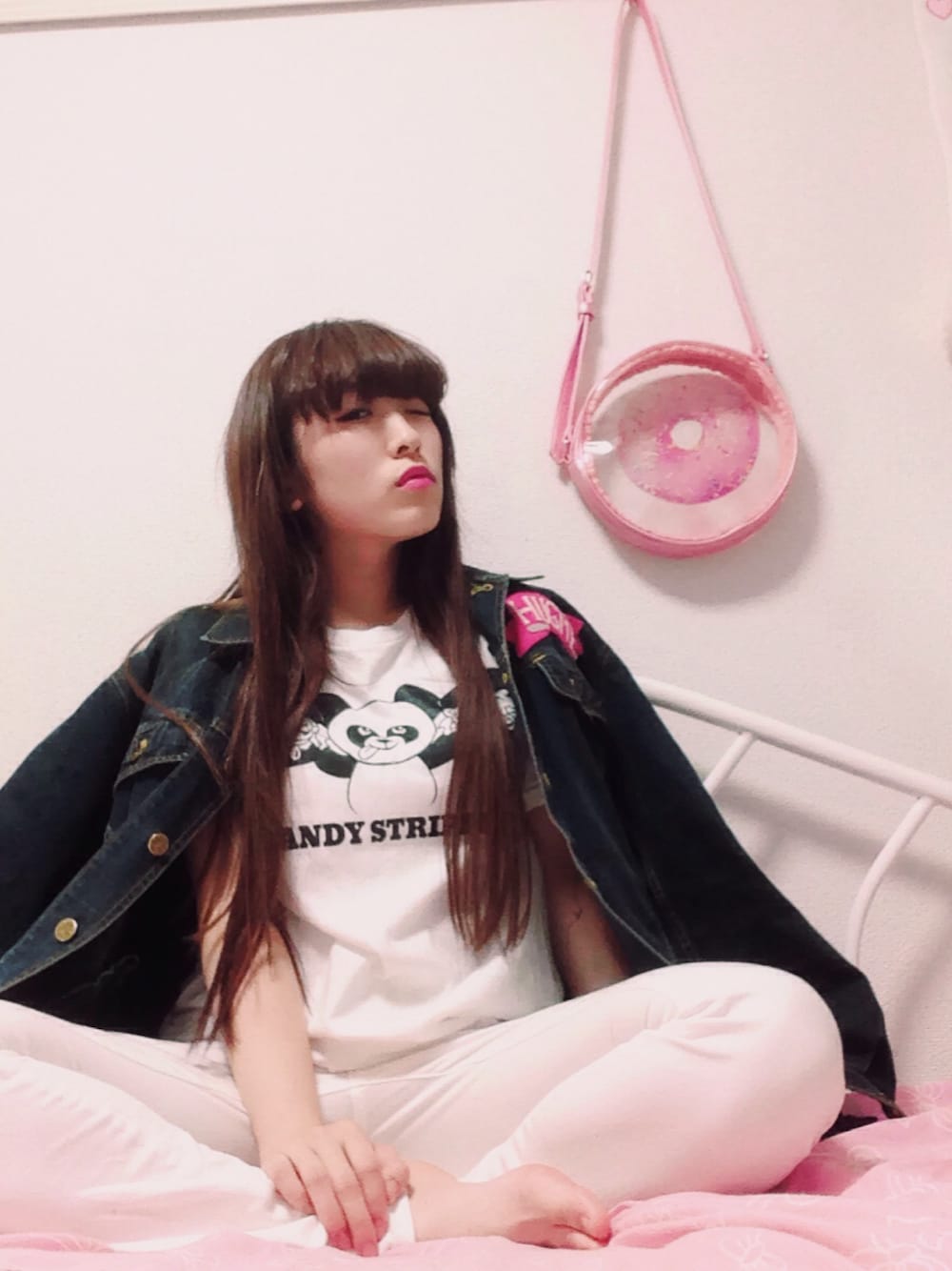 ピンク系のショルダーバッグ、ホワイト系のTシャツ/カットソー、ホワイト系のその他パンツを着用したレディースの秋コーディネートの1枚目の写真