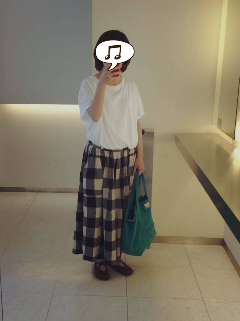 ブラウン系のその他シューズを着用したレディースの夏コーディネートの1枚目の写真