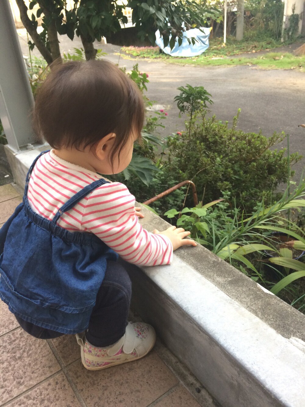 「おんなのこ、シンプル、デニムオンデニム、リンクコーデ、baby GAP、ブランシェス」｜「babyGAPのアイテム（Tシャツ/カットソー、レッド系）」を使った、さち*さん（キッズ・70cm）の秋コーディネートの1枚目の写真