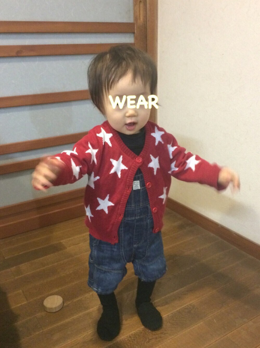 「星柄、シンプル、オーバーオール、赤カーディガン、おんなのこ、1歳」｜「babyGAPのアイテム（サロペット/オーバーオール、ブルー系）」を使った、さち*さん（キッズ・70cm）の冬コーディネートの1枚目の写真
