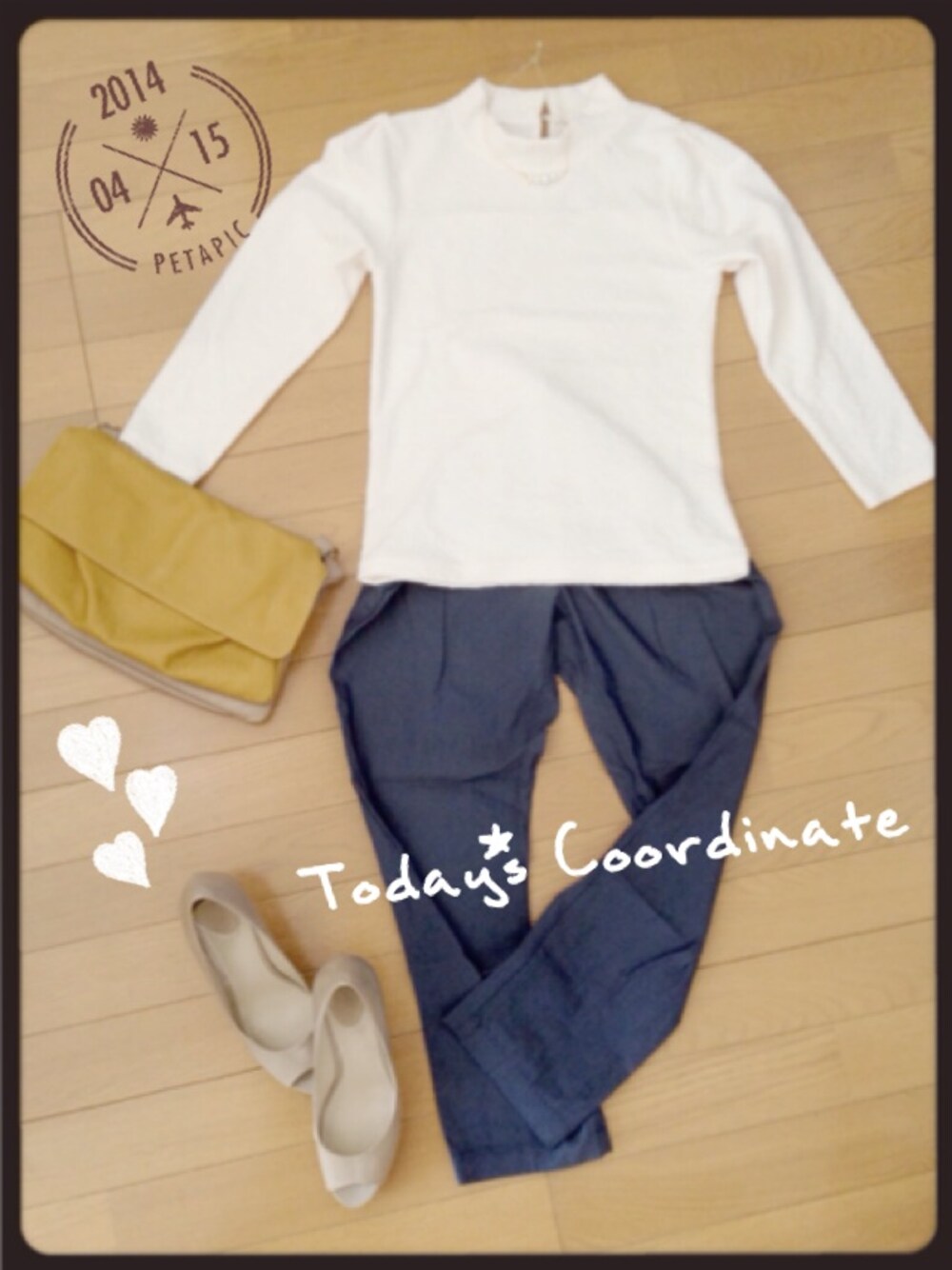 ホワイト系のTシャツ/カットソー、ショルダーバッグ、ブラウン系のアナログ腕時計を着用したレディースの春コーディネートの1枚目の写真