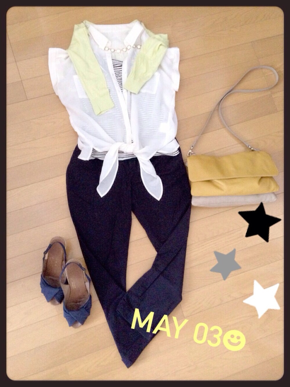 ショルダーバッグ、ブラウン系のアナログ腕時計を着用したレディースの春コーディネートの1枚目の写真