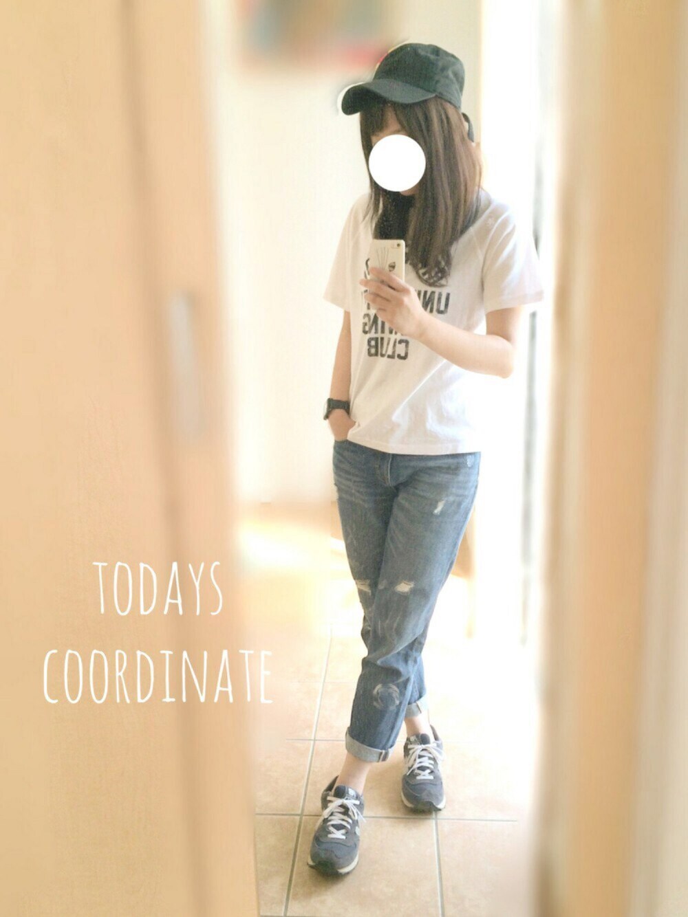 ホワイト系のTシャツ/カットソー、ブルー系のデニムパンツ、ブルー系のスニーカーを着用したレディースの夏コーディネートの1枚目の写真