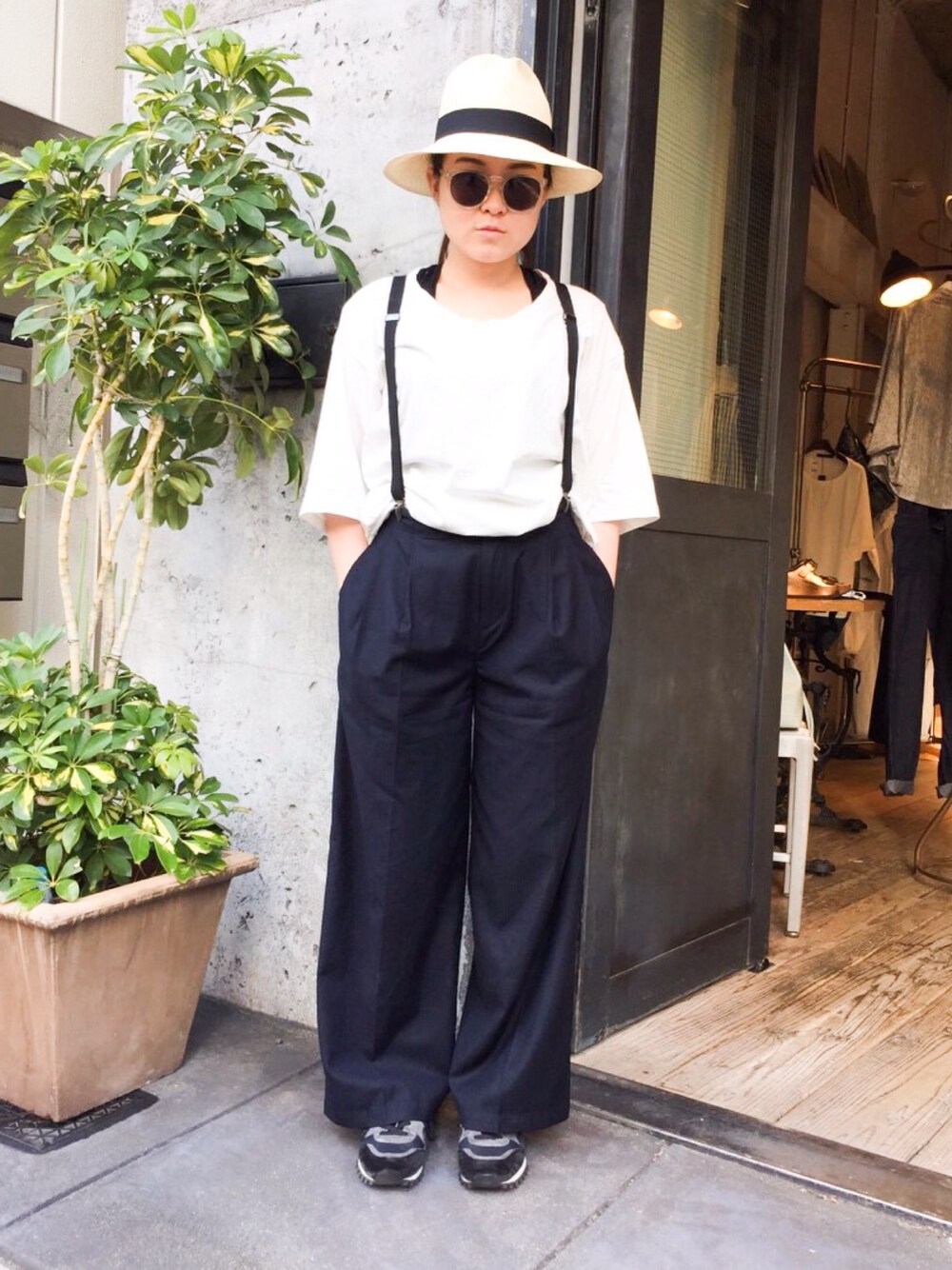 ブラック系のスラックスを着用したレディースの春コーディネートの1枚目の写真