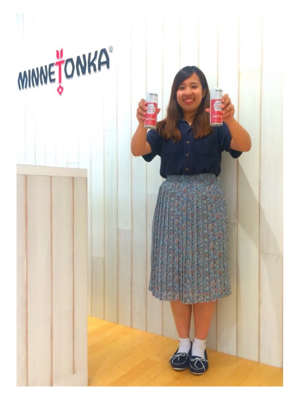 ブルー系のモカシン/デッキシューズ、ホワイト系のソックス/靴下を着用したレディースの夏コーディネートの1枚目の写真