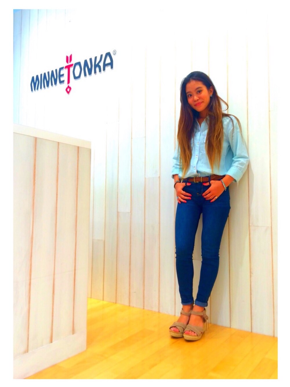 ベージュ系のサンダルを着用したレディースの夏コーディネートの1枚目の写真