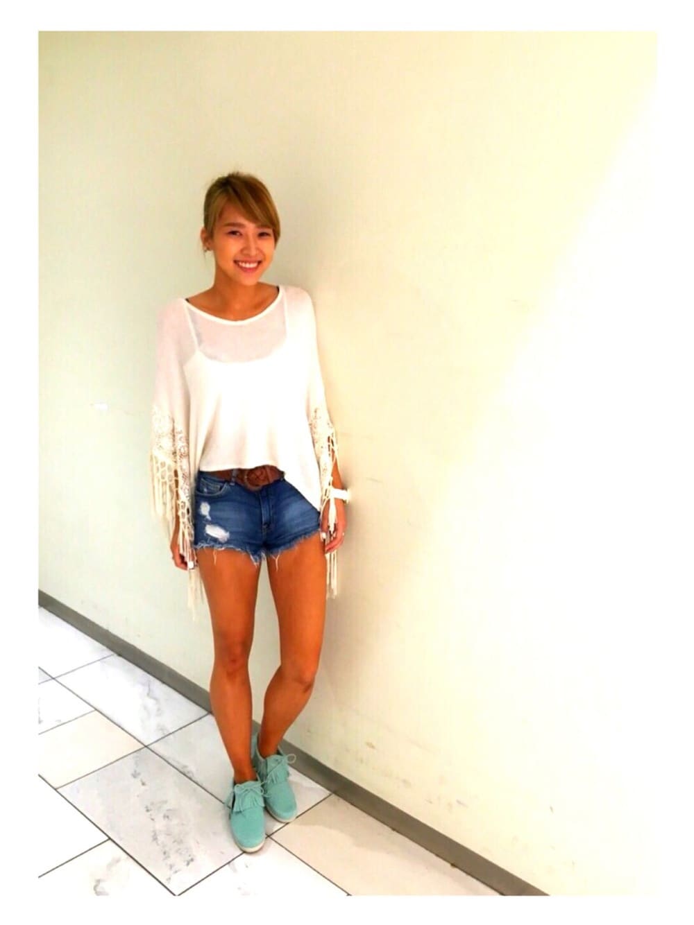 グリーン系のスニーカー、ベージュ系のニット/セーターを着用したレディースの夏コーディネートの1枚目の写真