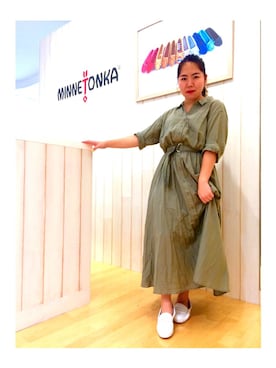 「アイテム（モカシン/デッキシューズ、ホワイト系）」を使った、MINNETONKASTORE町田東急ツインズさん（レディース・164cm）の夏コーディネート