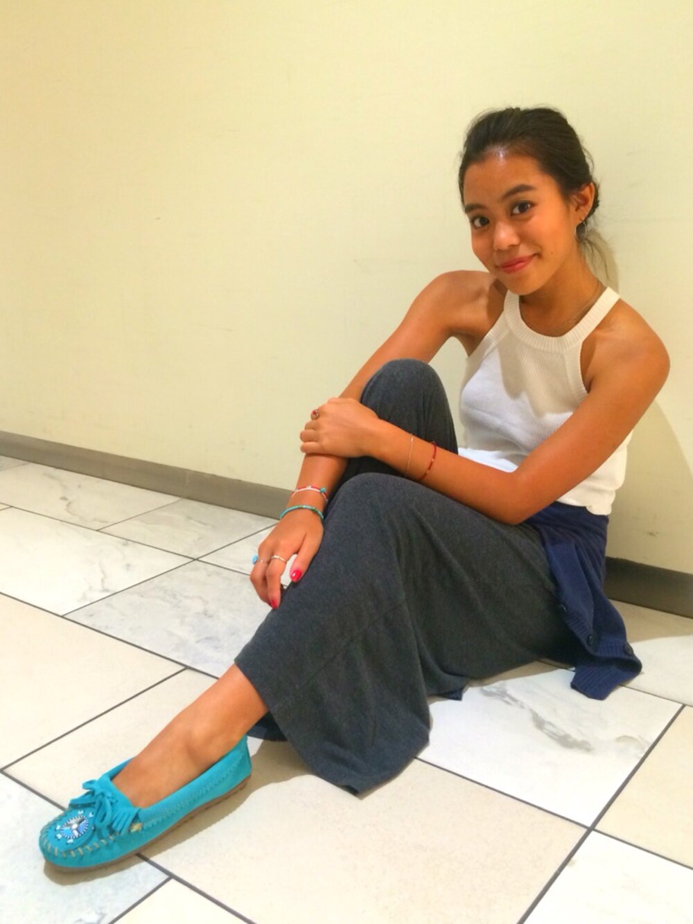 ブルー系のモカシン/デッキシューズを着用したレディースの夏コーディネートの1枚目の写真