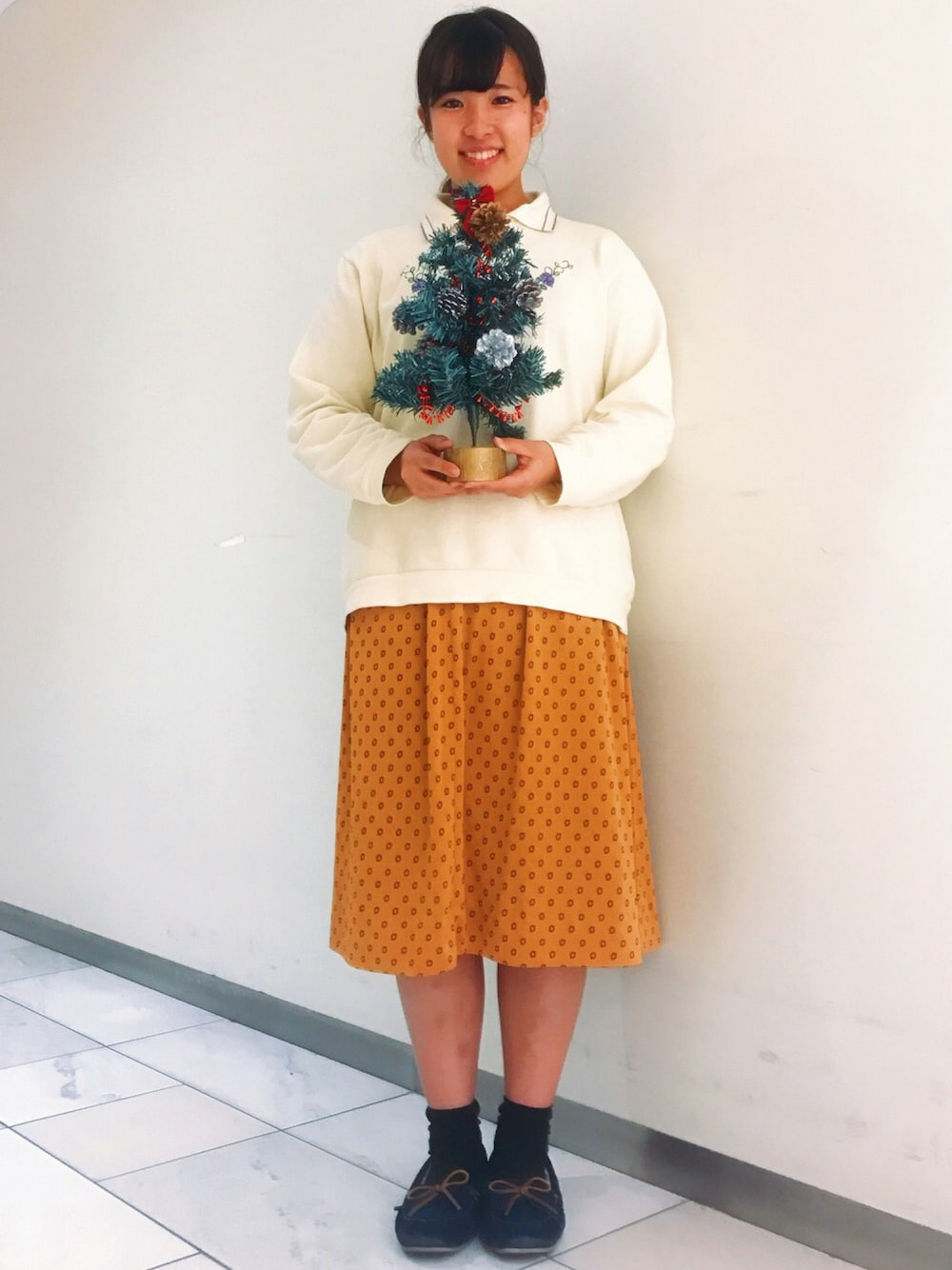 ブルー系のモカシン/デッキシューズを着用したレディースの秋コーディネートの1枚目の写真