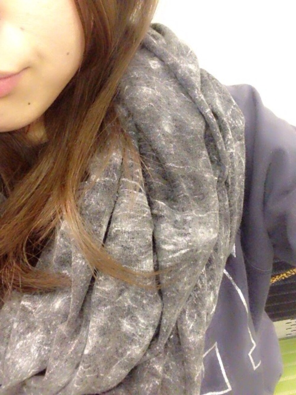 ブルー系のスカート、ホワイト系のトートバッグ、ブラック系のストール/ショールを着用したレディースの春コーディネートの1枚目の写真