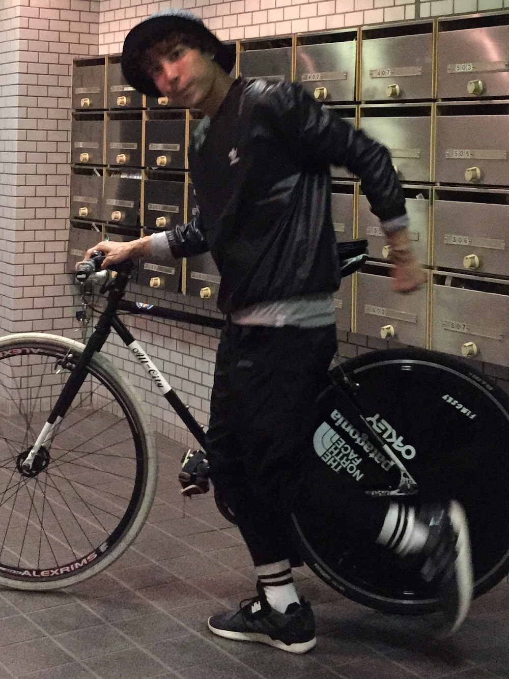 「チャリコーデ、自転車スタイル、サイクリング、散歩、黒、モノトーン、HYKE」｜「adidas Originalsのアイテム（ナイロンジャケット、ブラック系）」を使った、shohei878さん（メンズ・165cm）の秋コーディネートの1枚目の写真