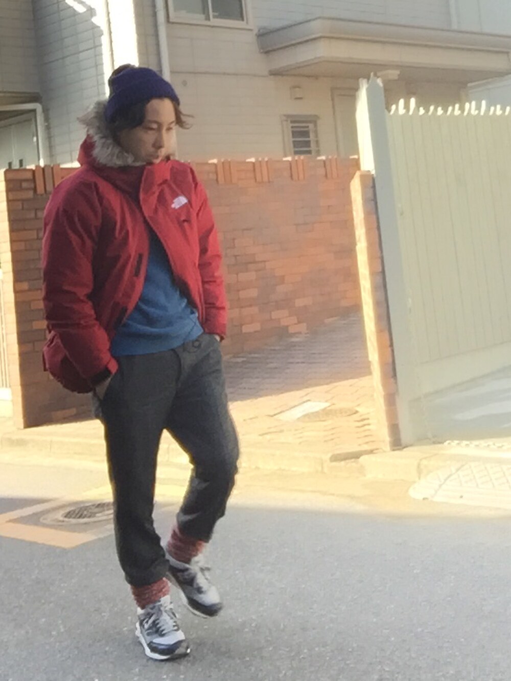 「ノースフェイス、冬コーデ、赤×紺」｜「THE NORTH FACEのTHE NORTH FACE ELEBUS JACKET（ダウンジャケット/コート、レッド系）」を使った、shohei878さん（メンズ・165cm）の秋コーディネートの1枚目の写真