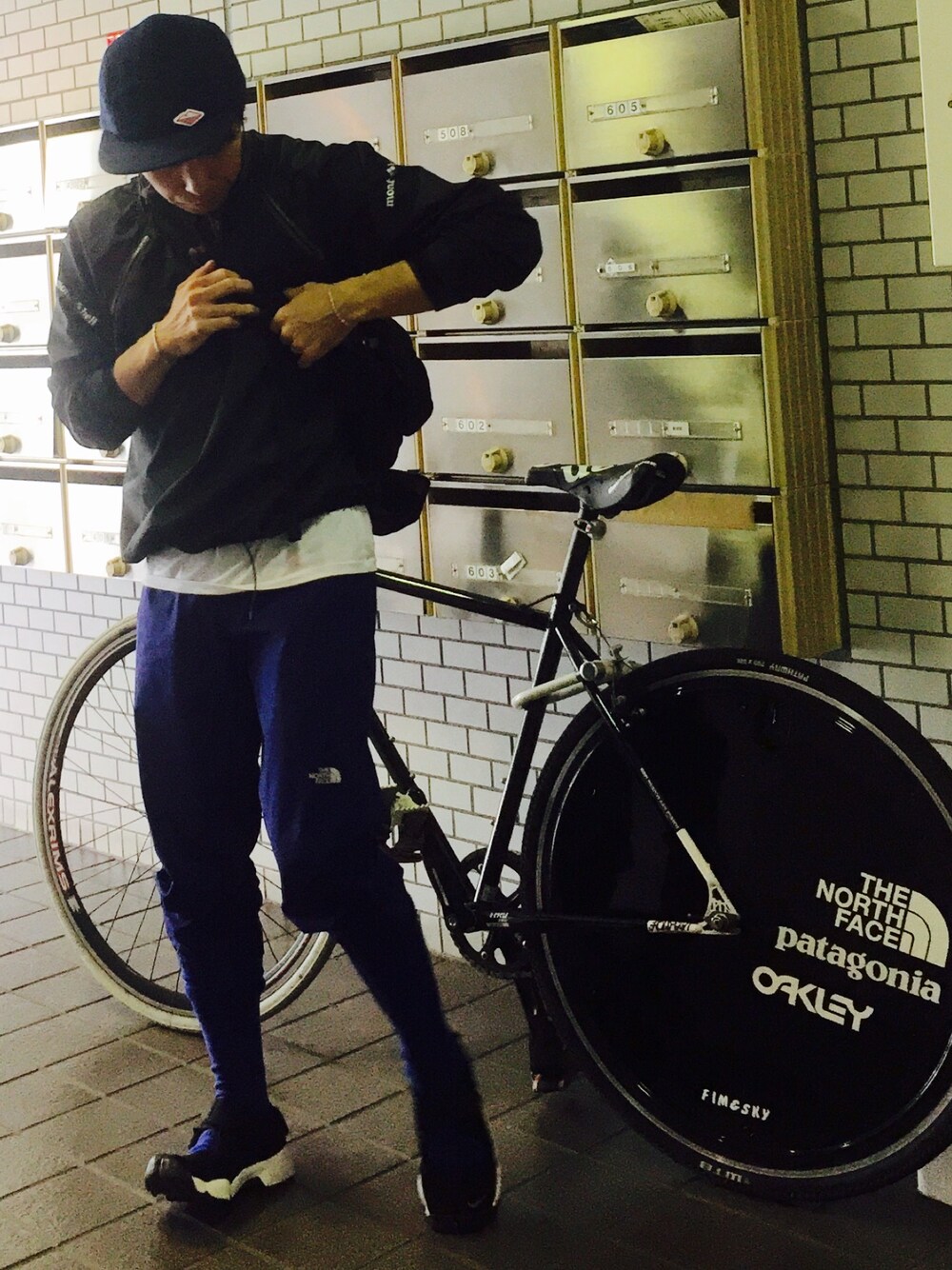 「自転車スタイル、秋のコーデ、サイクリング、レインアイテム、ブルー、ノースフェイス、リフレクター」｜「THE NORTH FACEのアイテム（その他パンツ、ブルー系）」を使った、shohei878さん（メンズ・165cm）の秋コーディネートの1枚目の写真