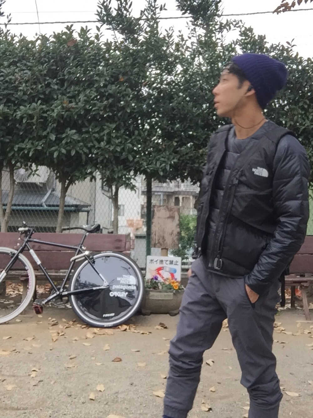 「サイクリング、自転車スタイル、カフェ、ノースフェイス、黒」｜「THE NORTH FACEのパウダーガイドベスト（ダウンベスト、ブラック系）」を使った、shohei878さん（メンズ・165cm）の冬コーディネートの1枚目の写真