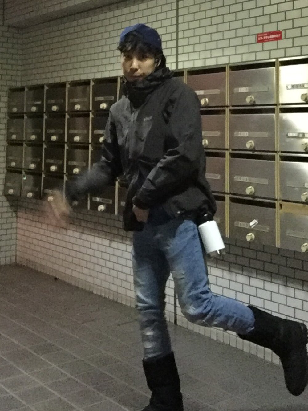 「カフェ、ムートンブーツ、黒、キャップ」｜「Tilakのアズガード（マウンテンパーカー、ブラック系）」を使った、shohei878さん（メンズ・165cm）の冬コーディネートの1枚目の写真