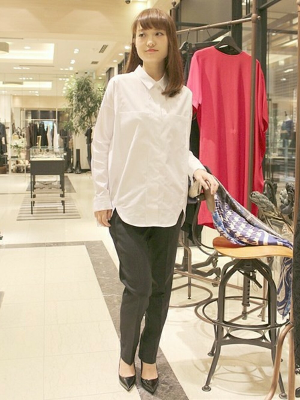 「FIGARO Parisの160/2 ブロードBIGシャツ　＊（シャツ/ブラウス、ホワイト系）」を使った、yukiさん（レディース・163cm）の秋コーディネートの1枚目の写真