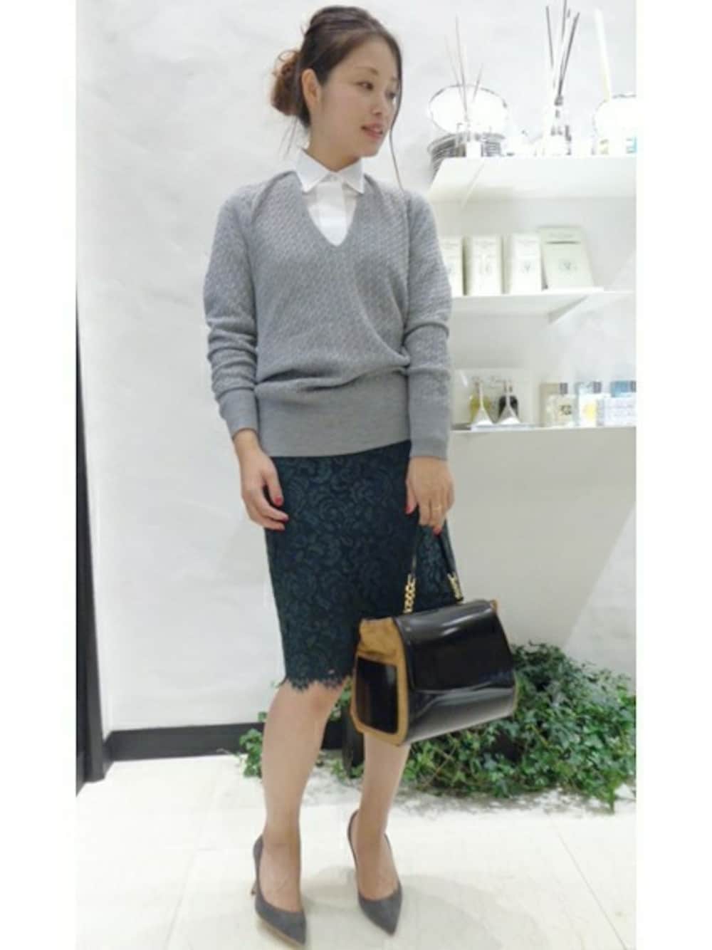 グレー系のニット/セーター、ブラック系のスカートを着用したレディースの秋コーディネートの1枚目の写真