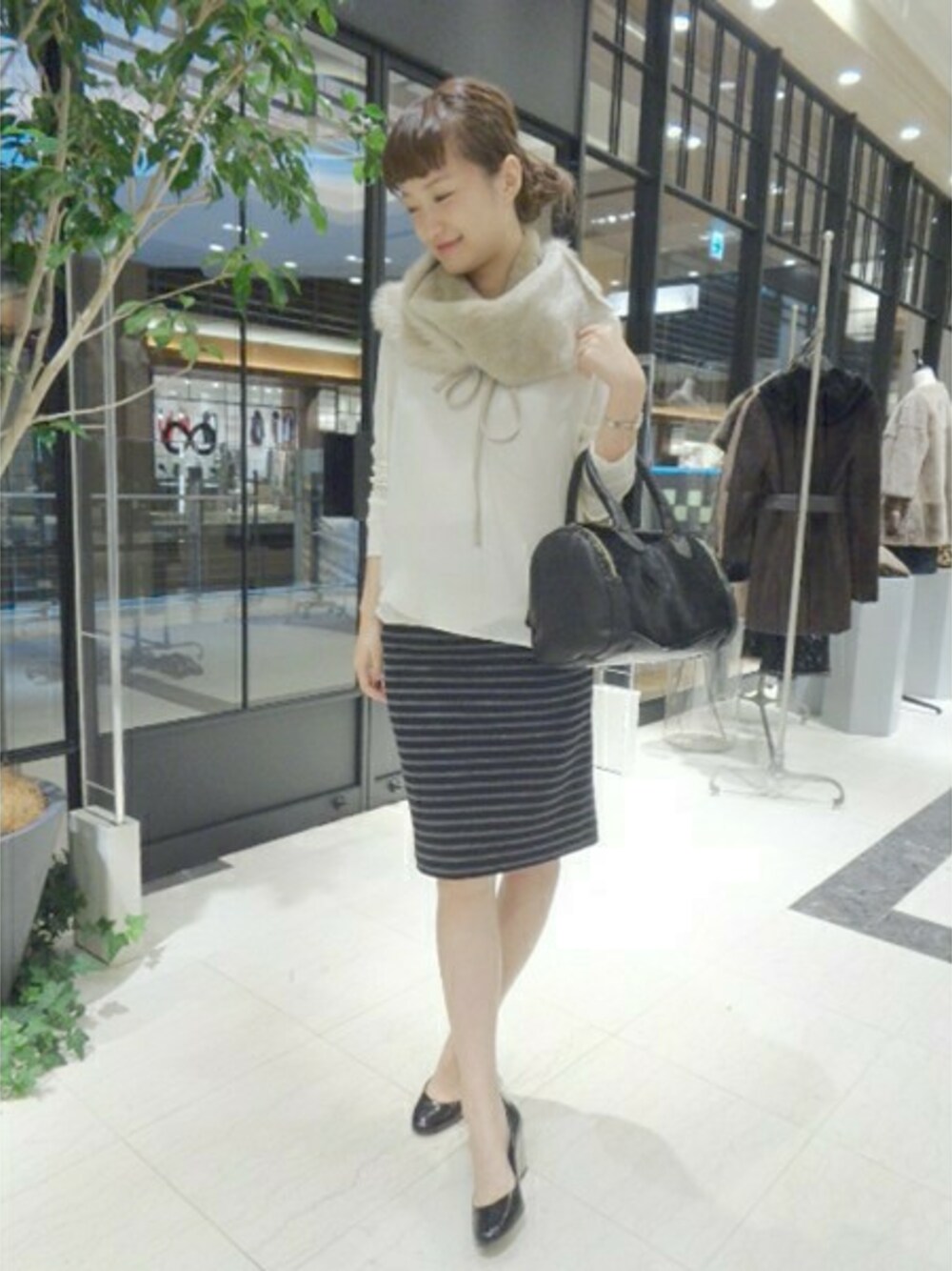 ホワイト系のシャツ/ブラウス、ブラック系のボストンバッグ、ブラック系のスカートを着用したレディースの秋コーディネートの1枚目の写真