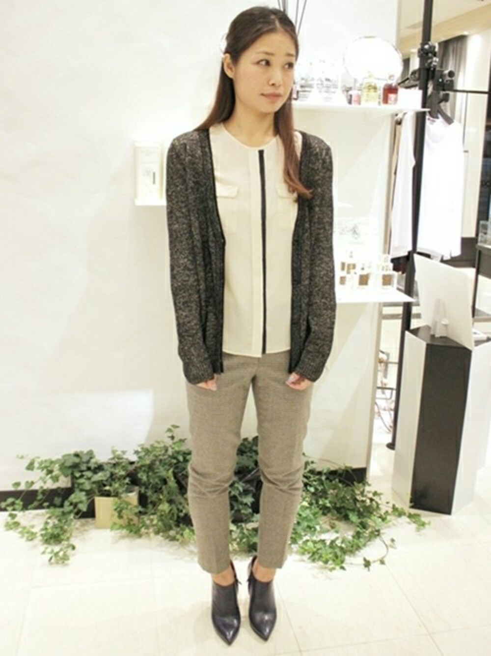 ホワイト系のシャツ/ブラウス、ゴールド系のカーディガン/ボレロを着用したレディースの秋コーディネートの1枚目の写真