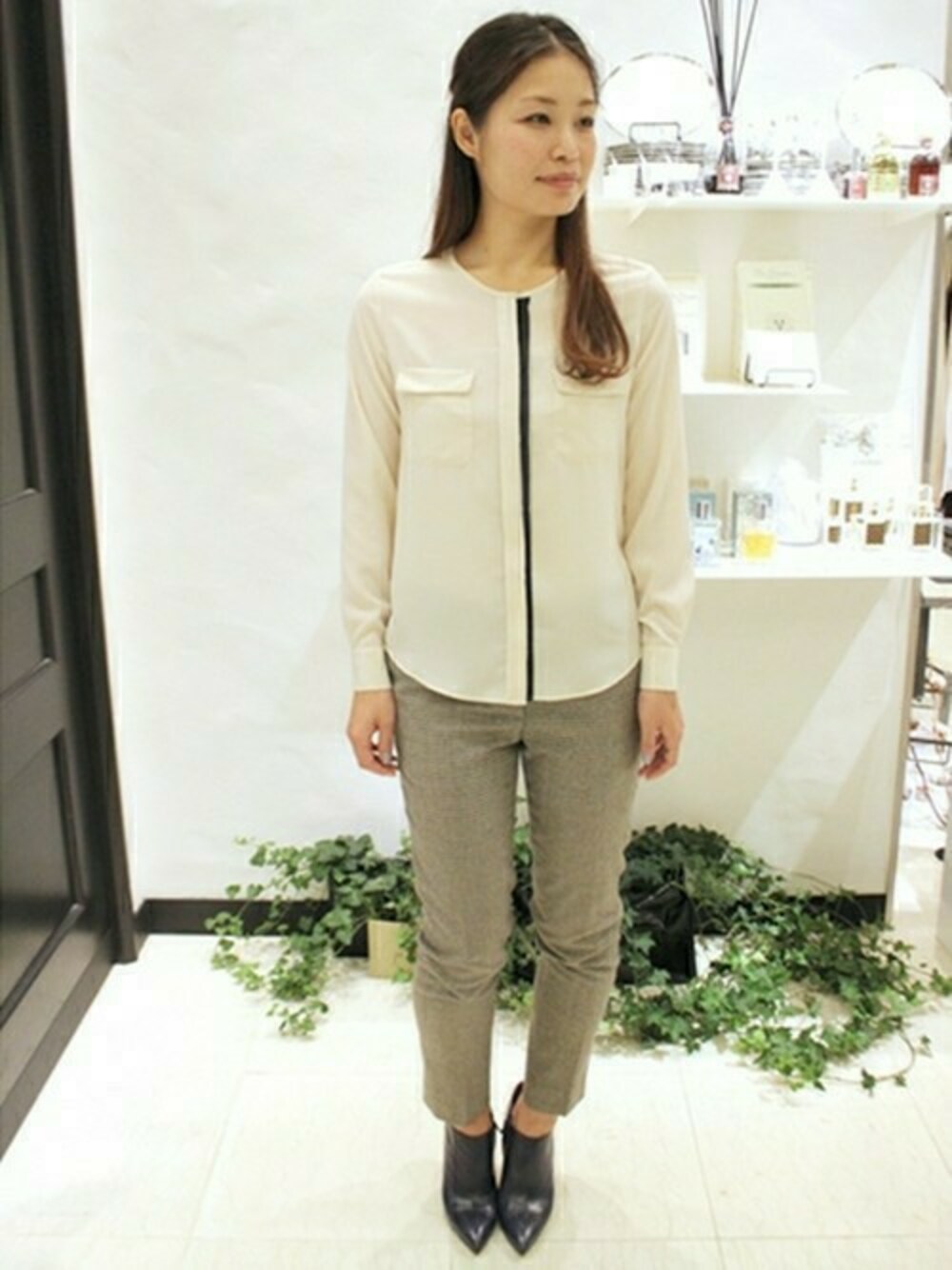 ホワイト系のシャツ/ブラウスを着用したレディースの冬コーディネートの1枚目の写真