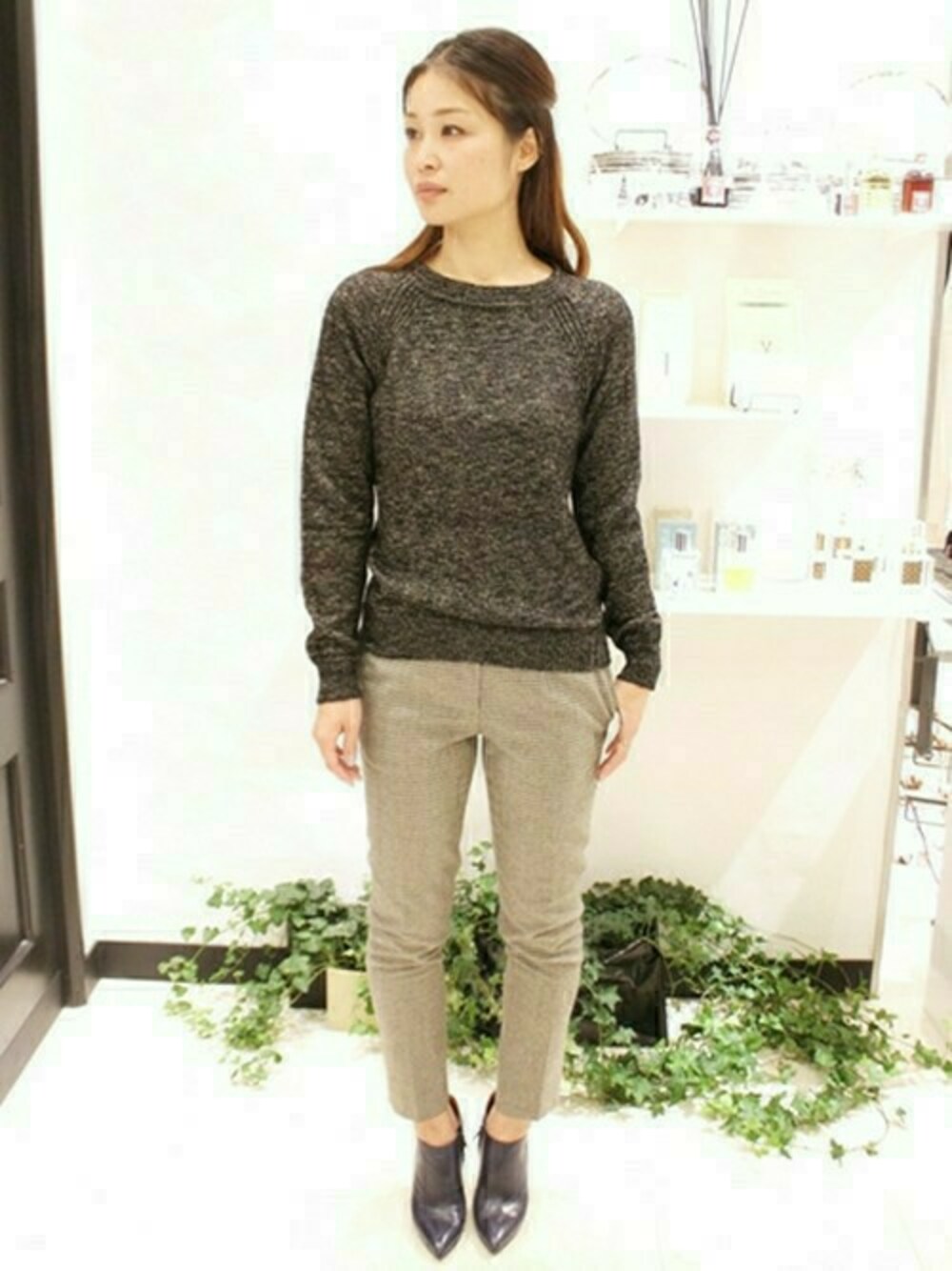 ゴールド系のニット/セーターを着用したレディースの冬コーディネートの1枚目の写真